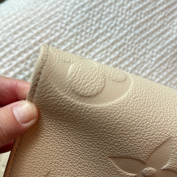 Louis Vuitton OnTheGo MM Cream Tote w/ box and dust bag - Picture 12 of 16